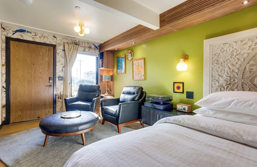 Newport Hotel | The Sun King @ The Louie Boutique Motel, Walk to Everything! Dog Friendly!