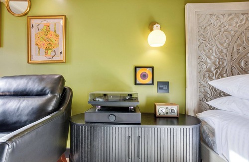 Newport Hotel | The Sun King @ The Louie Boutique Motel, Walk to Everything! Dog Friendly!