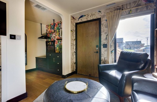 Newport Hotel | The Sun King @ The Louie Boutique Motel, Walk to Everything! Dog Friendly!
