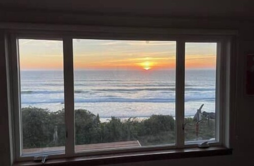 Yachats House | The Surf House w/private beach access & hot tub!