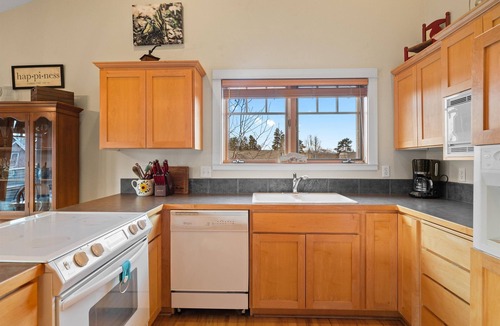 Sisters Condo | The Three Sisters – Incredible Mountain Vacation! Walk to Downtown Sisters!