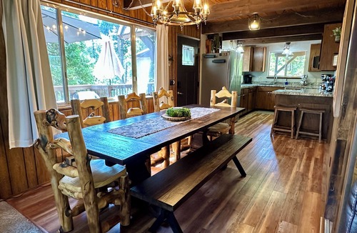 Arnold Cabin | The Treehouse Blue Lake Springs Chalet - Walk to Fly-In-Acres Lake