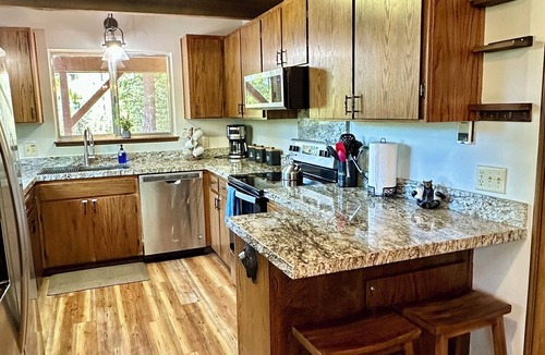 Arnold Cabin | The Treehouse Blue Lake Springs Chalet - Walk to Fly-In-Acres Lake