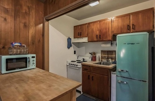 North Bend Cabin | The Treehouse + Writer`s Cabin~ Hot tub