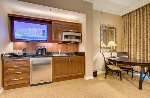 Las Vegas Condo | The Ultimate Vantage: Top 38th Floor Jr. Suite Overlooking the Strip,Sphere,F1!