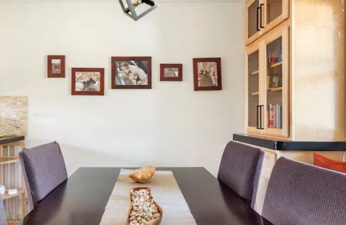 Thurston House | The Urban Sanctuary | Sleeps 8 | W/ Spacious Yard