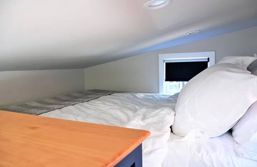 Uptown Hotel | The Vera - Cute Tiny House - AC, WiFi, 96 Walk Score!