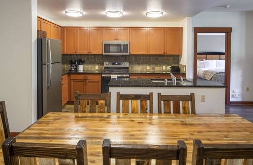 Mammoth Lakes Hotel | The Village Lodge