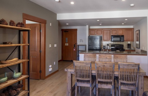 Mammoth Lakes Hotel | The Village Lodge