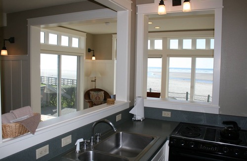 Downtown Cannon Beach Hotel | The Waves/The Argonauta Inn/The White Heron Lodge