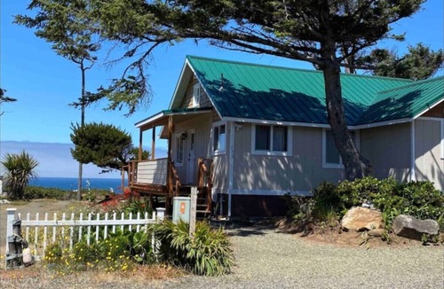 Newport House | The Whale`s Edge, Oceanfront Cottage with view
