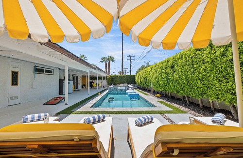 Palm Springs House | The Yellow Retreat - Exclusive Cozy Escape & Pool, The Yellow Retreat 5BED/Pool/Spa/Swim-Up Bar