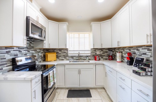 Yuma Townsite House | The Yuma White Modern Pool/Pet friendly Home