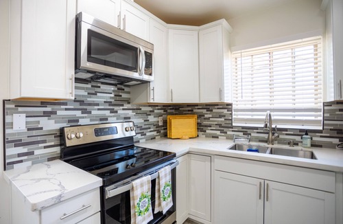 Yuma Townsite House | The Yuma White Modern Pool/Pet friendly Home