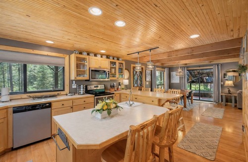 Ardenvoir Cabin | Thyme Out/HotTub, WIFI, Fenced Dog Space, Forest