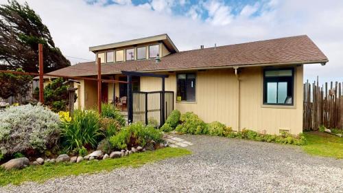 Fort Bragg House | Tideaway Private Hot Tub and Expansive Ocean View