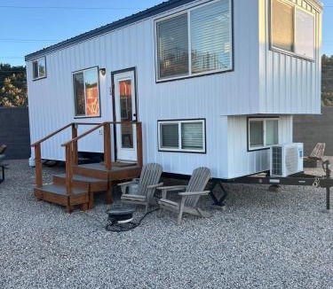 Apple Valley House | Tiny Home Lodge Near Zion and Bryce National Park Breathtaking Views Hot Tub