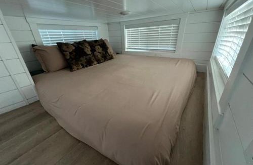 Apple Valley House | Tiny Home Lodge Near Zion and Bryce National Park Breathtaking Views Hot Tub