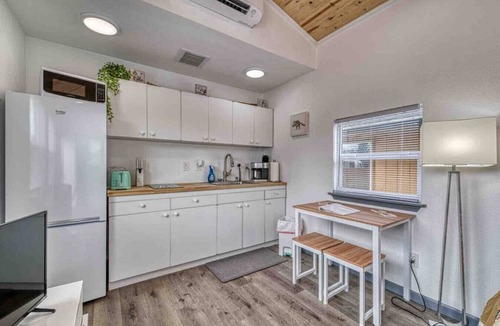 Bonney Lake House | Tiny House w/Hot Tub - Unique Country Retreat