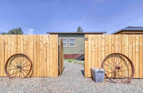 Bonney Lake House | Tiny House w/Hot Tub - Unique Country Retreat