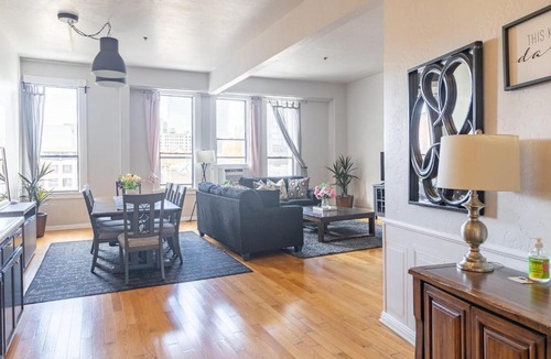 Gaslamp Quarter Hotel | Top Floor Conv Center Free Parking 4 Beds