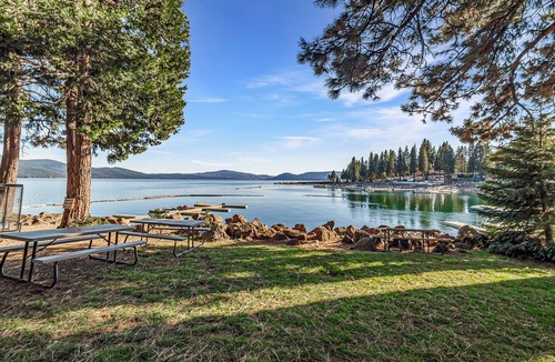 Peninsula Village Cabin | Top-Level Lake Almanor Getaway 11 ~ Lake Views