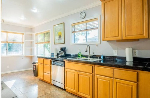Hilltop Apartment | Top of Tacoma Flat Unit 1