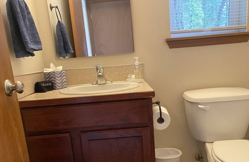 Shelton House | Townhome by the Bay Close to Hoodsport, Olympia and Puget Sound!