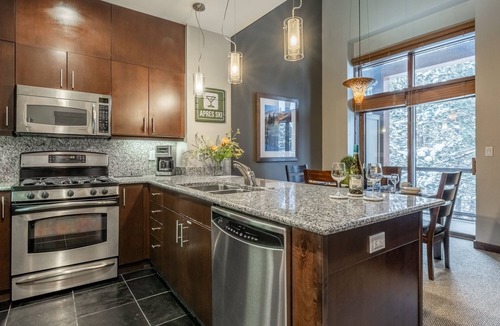 Mammoth Lakes House | Townhome with Shared Hot Tub, Mountain and Golf Course Views; An Easy Walk to Ea