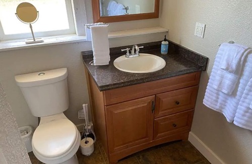 Camas House | Tranquil 2 Bedroom Nestled In the Hills
