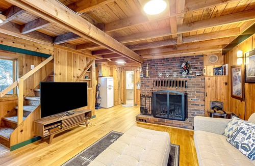 Government Camp House | Tranquil & historic cabin with fireplace & deck views - near skiing