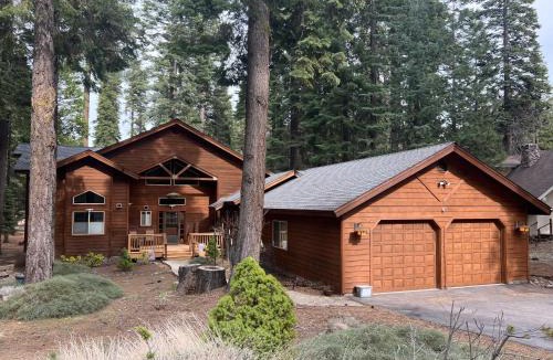 Lake Almanor Country Club House | Tranquil Lake Almanor Black Bear Cabin Central A/C