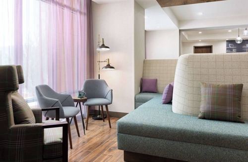 Oakhurst Hotel | Tranquil Poolside Retreat with Hot Tub Near Yosemite and Breakfast Included