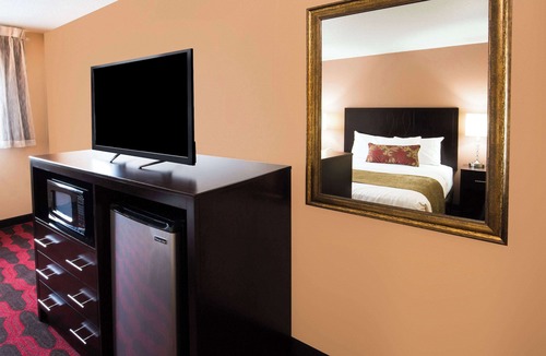 Wood Village Hotel | Travelodge by Wyndham East Portland/Gresham