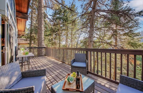 Arrowhead Villas House | Tree-Lined Lake Arrowhead Cabin ~ 1 Mi to Village!