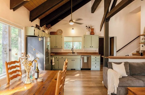 Sierra Cedars Cabin | Treehouse Retreat | Sleeps 10 | Big Deck