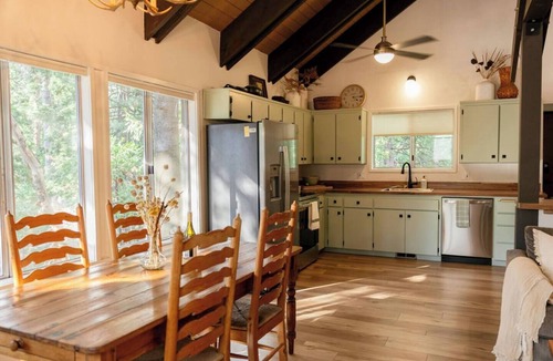 Sierra Cedars Cabin | Treehouse Retreat | Sleeps 10 | Big Deck
