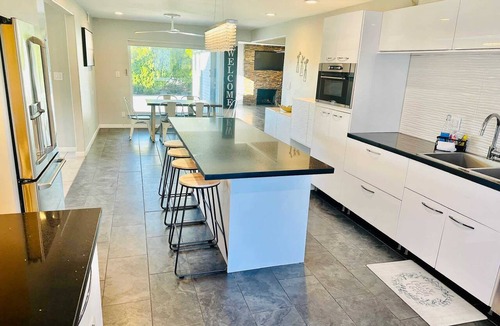 Old Southwest House | Triplex/10TVs/6Bedrooms/Sleeps23