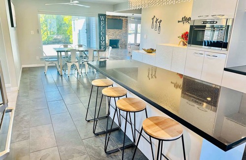 Old Southwest House | Triplex/10TVs/6Bedrooms/Sleeps23