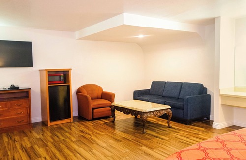 Garden Grove Hotel | Tropic Lodge
