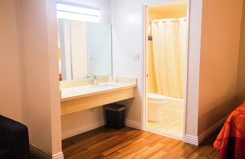 Garden Grove Hotel | Tropic Lodge
