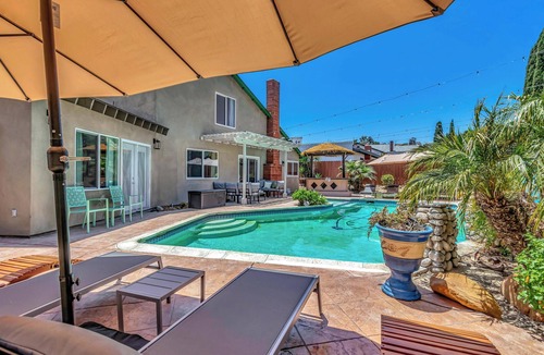 Encanto House | Tropical Bliss - Large Pool and Spa, Game Room, 12 min to dwntwn and King Beds!