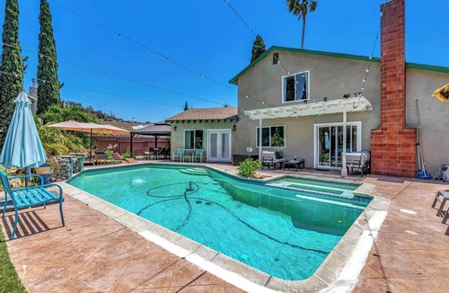 Encanto House | Tropical Bliss - Large Pool and Spa, Game Room, 12 min to dwntwn and King Beds!