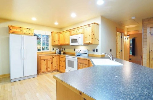 Warnick Cabin | Twin Lakes Cabin - Hot Tub Retreat