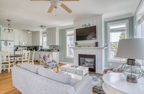 Lincoln Beach Condo | Two-Bedroom, Two Bath Condo Near French Café Has Sweet Décor and Amenities!