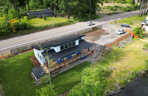 Vida House | Two Master Suites and a Hot Tub on the River