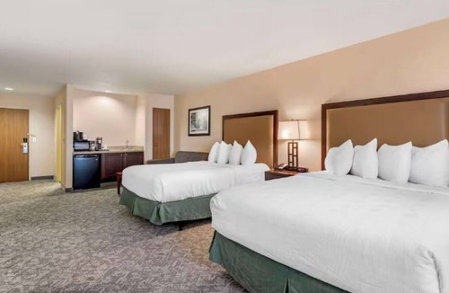 Eagle Hotel | Two Pet-Friendly 2-Floor Suites w/Free Breakfast & Parking +Indoor Pool Access