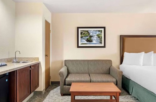 Eagle Hotel | Two Pet-Friendly 2-Floor Suites w/Free Breakfast & Parking +Indoor Pool Access
