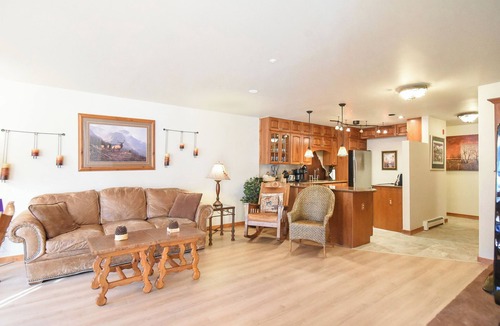 Four O'Clock Condo | Tyra Streamside Buffalo Run Condo: Ski-In/Ski-Out