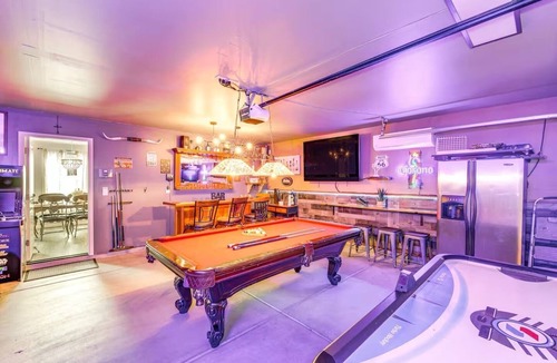 Holiday Shores House | Ultimate Fun House: Private Pool & Arcade!